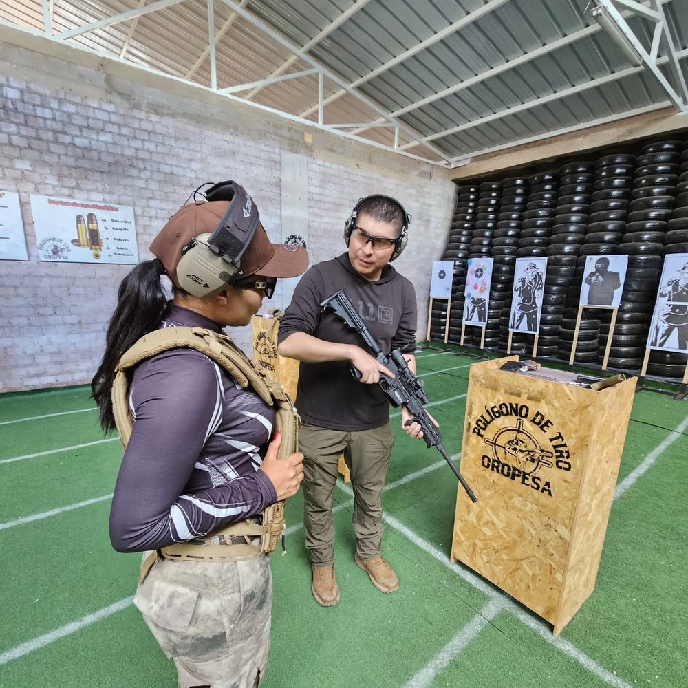 Instructor guiando el tiro con rifle