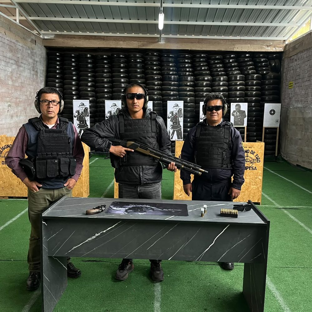 Tiradores practicando con rifles