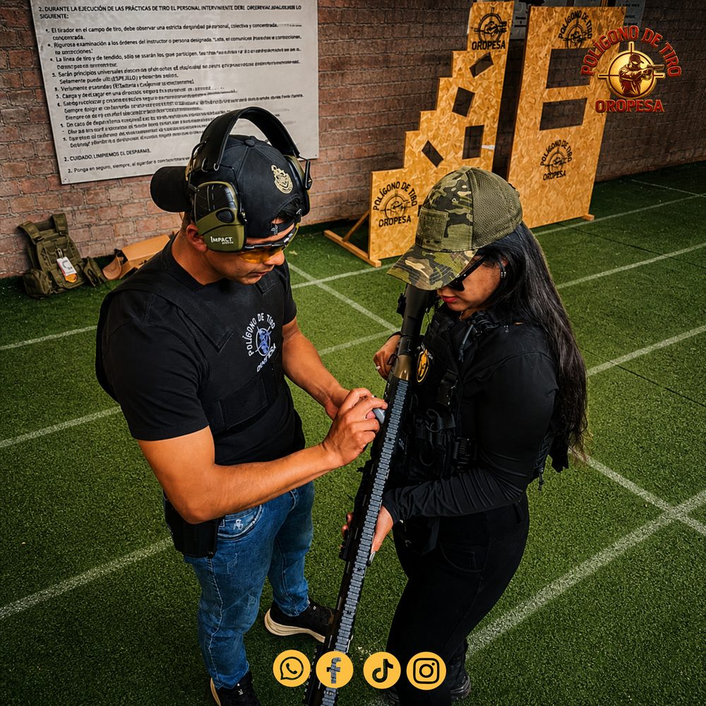 Práctica de manejo de arma con instructor