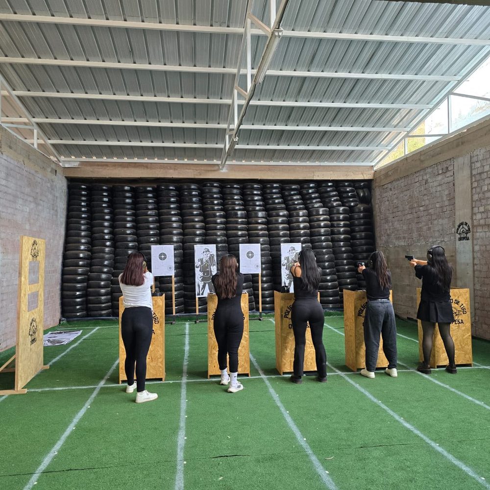 Grupo entrenando en la galería de tiro